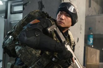 COD Warzone legacy camos: An image of an Operator in MW4.